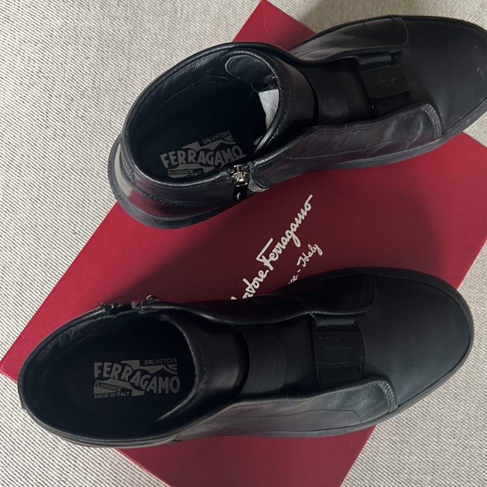 Men’s size 9.5 Salvatore Ferragamo Nero Calf Sneakers